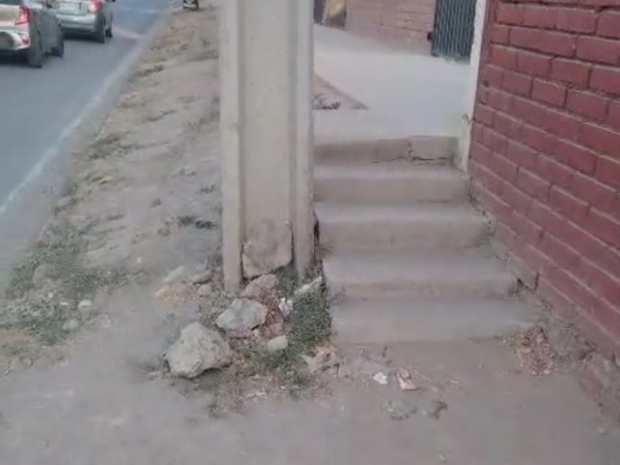 Vereda en altura termina en una escalera de 5 peldaños para conectar con la continuación