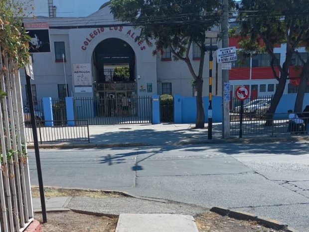 Fachada del colegio los alpes enfrentando la calle