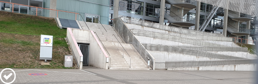 Acceso a un estadio alemán a través de una escalera y a su lado una larga rampa de 6 tramos