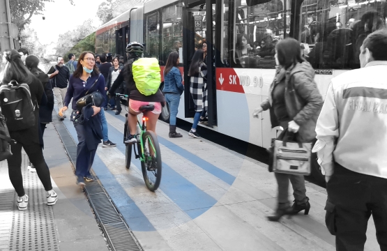 ¿Qué hace una Ciclovía en el andén de un paradero?