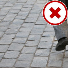 adoquín de piedra con cruz de error