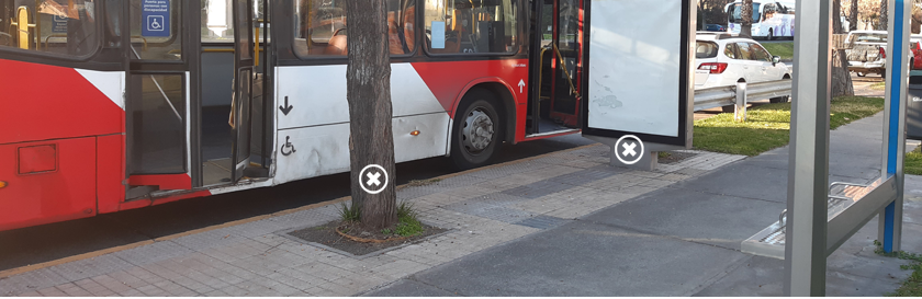 Paradero con un andén de largo suficinete para abarcar ambas puertas pero con obstáculos que coinciden con la ubicación de las puertas del bus